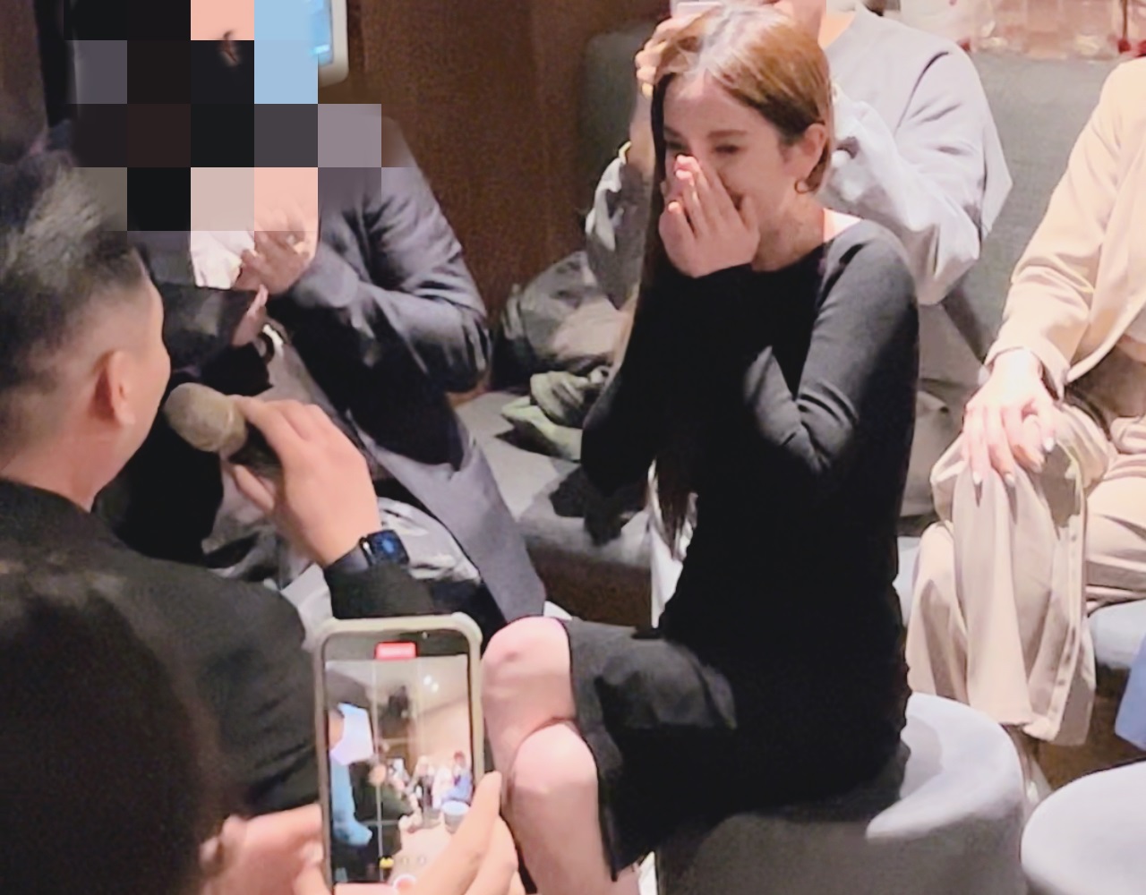 愛雅無預警被求婚，當場害羞不斷傻笑。（圖／愛雅密友提供）
