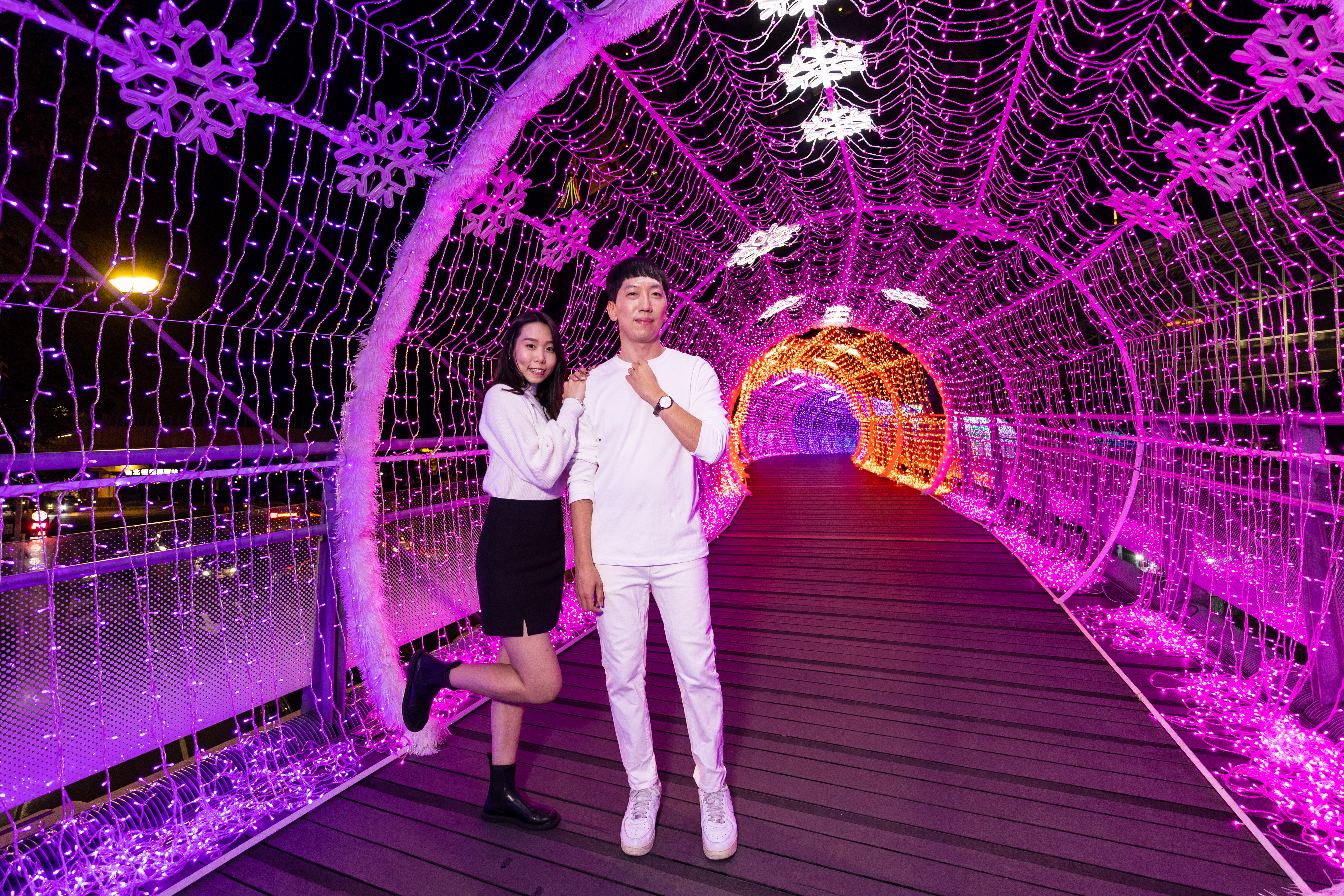 新站天橋「夢幻光廊」是心中最夢幻多彩的華麗宇宙。（圖／新北觀旅局提供）