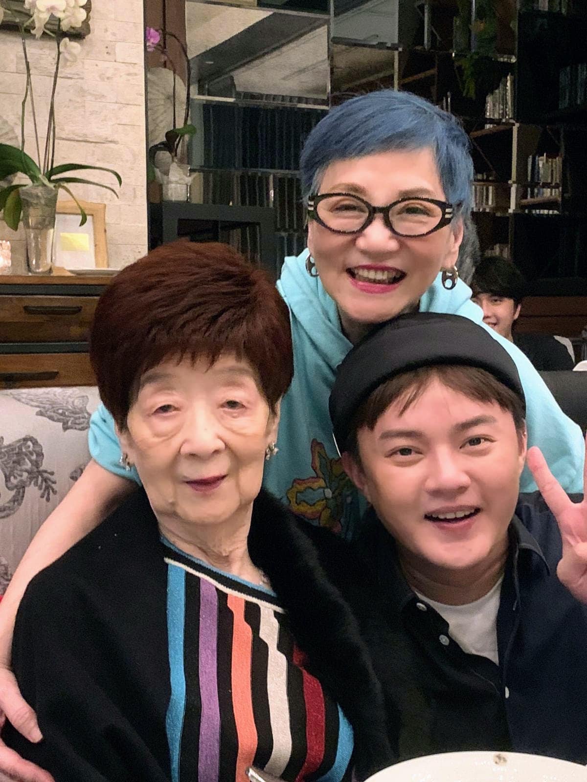 張小燕開心擁著96歲母親,以及許富凱。(圖/翻攝自許富凱臉書)