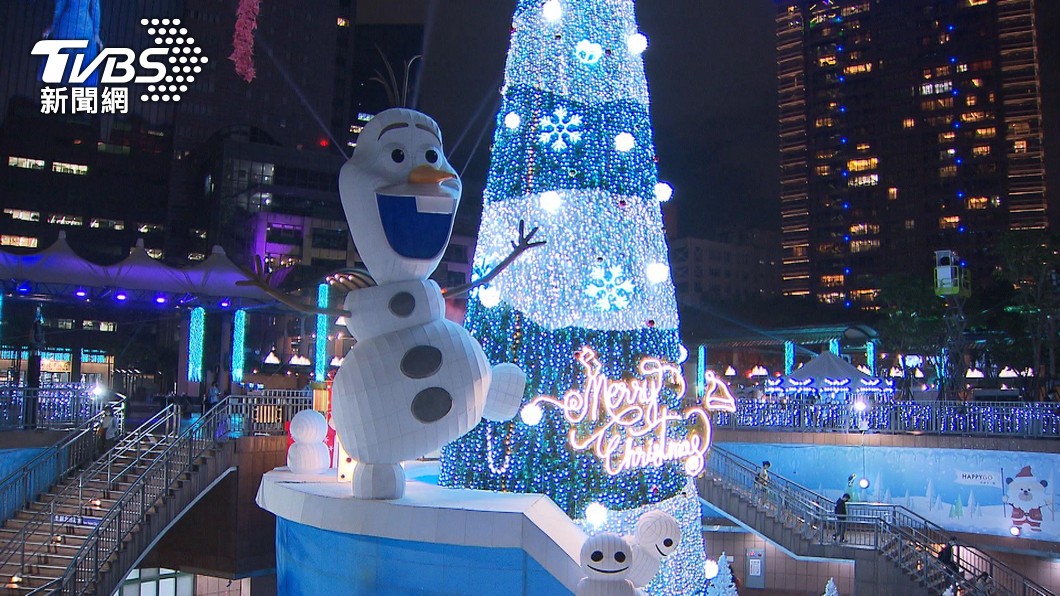 主題燈區還會飄雪。(圖/TVBS)