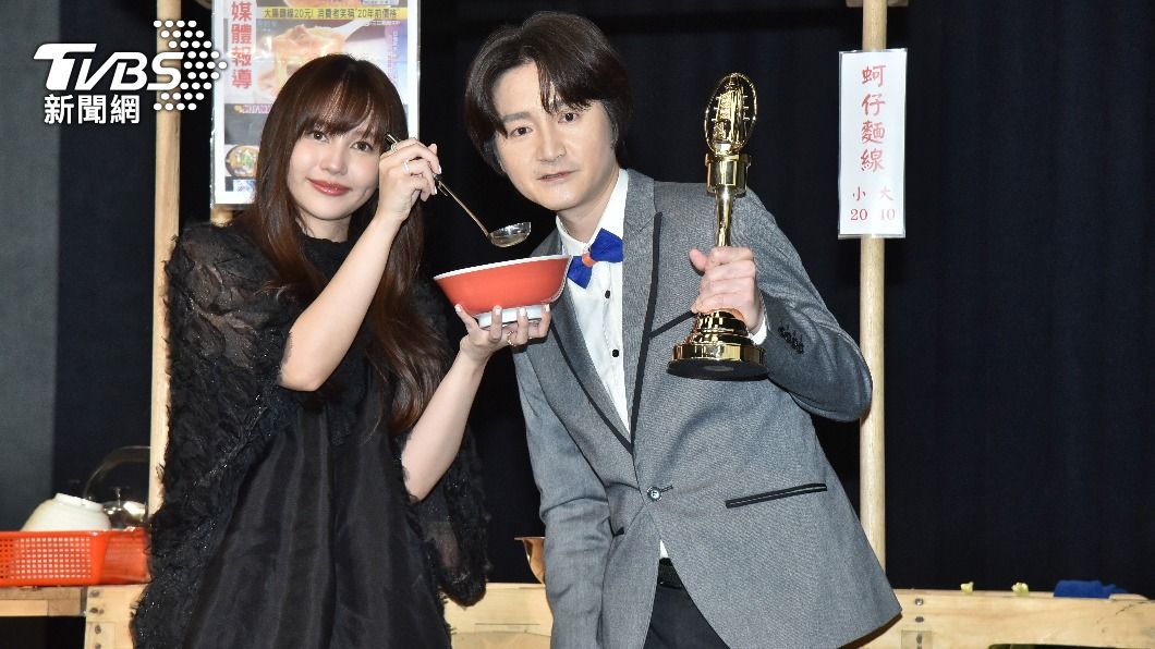 姚小民（右）、琳誼以《俗女養成記2》插曲〈蚵仔麵線〉，獲得金鐘戲劇類主題歌曲獎。（圖／梁恩誌攝）