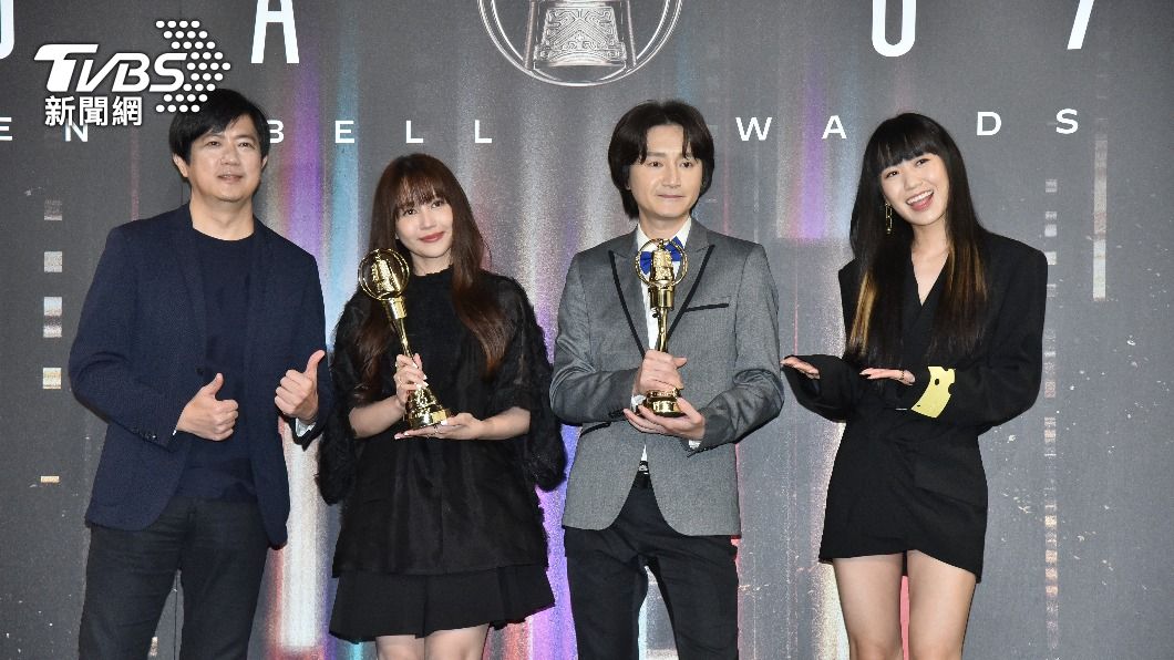 姚小民、琳誼以《俗女養成記2》插曲〈蚵仔麵線〉，獲得金鐘戲劇類主題歌曲獎，由原典禮頒獎嘉賓侯志堅、孫盛希共同頒發。（圖／梁恩誌攝）