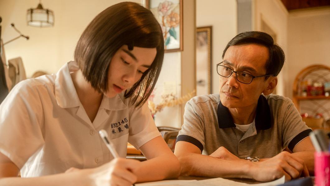 林奕嵐(左)在《她和她的她》中飾演年輕版許瑋甯。(圖/Netflix提供)