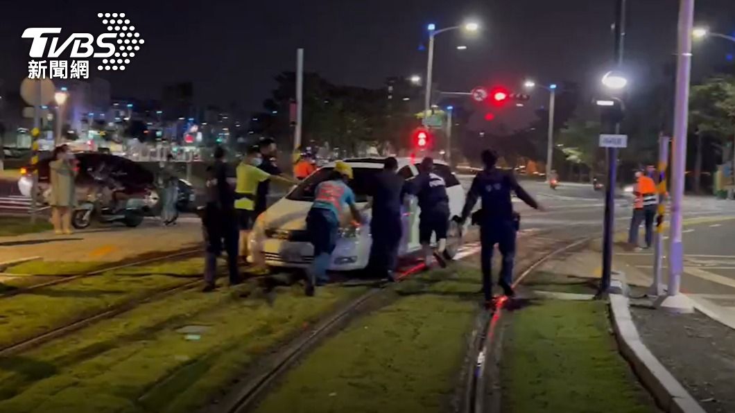 高雄輕軌又被闖 台南駕駛路不熟4輪卡泥地害列車停駛