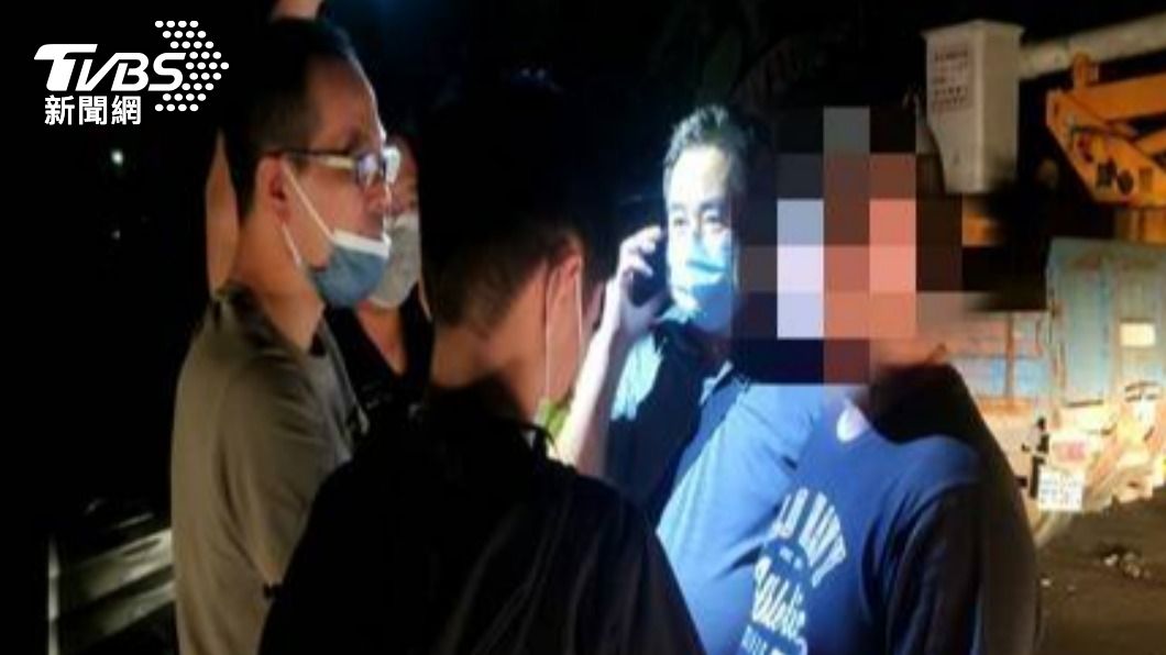 楊男被包圍時稱遭綁架。(圖/TVBS)
