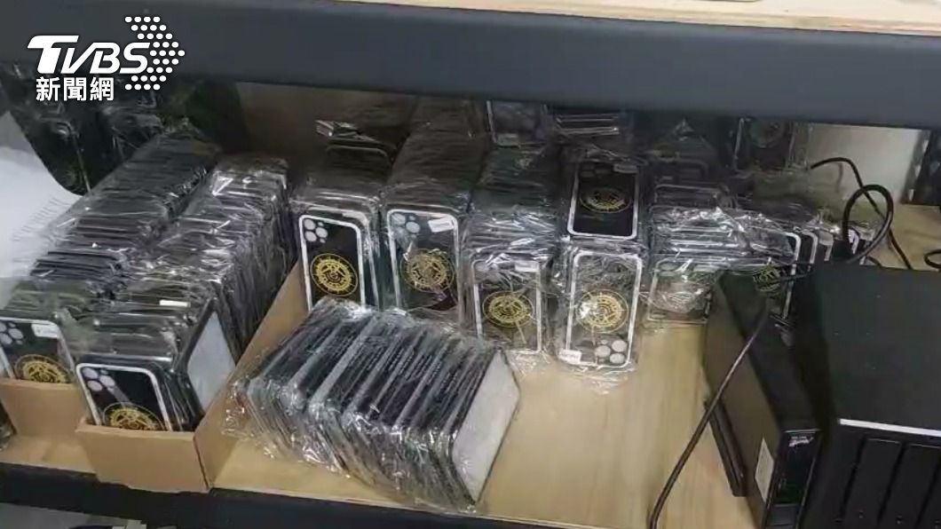 犯嫌販售幫派周邊商品。(圖/TVBS)