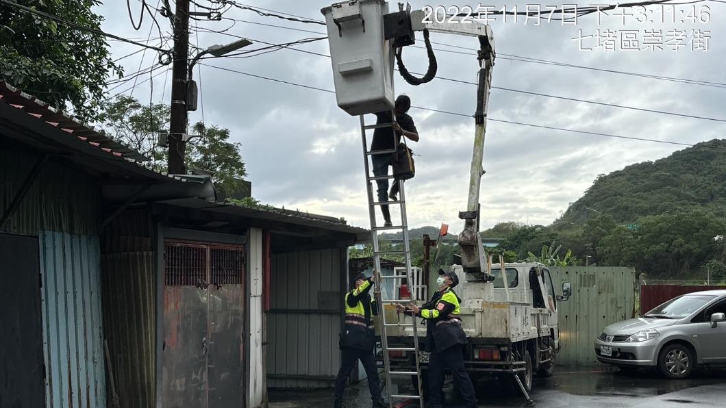 糗了 搶修路燈到一半升降機壞了 卡到半空中
