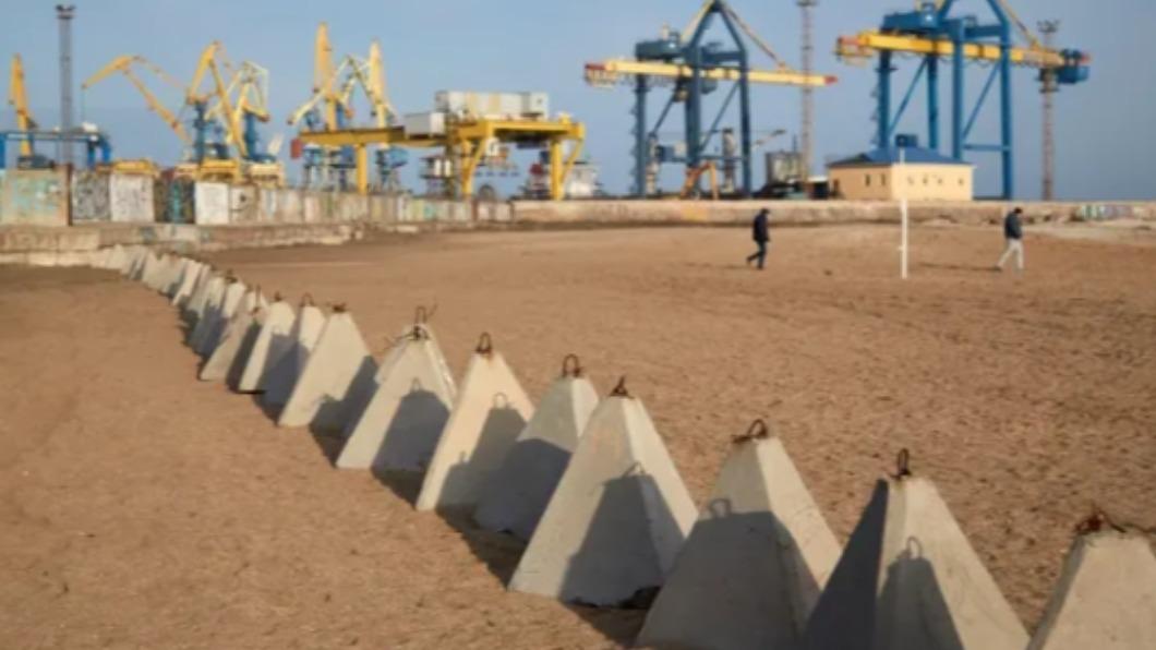 俄軍在烏國南部的馬里烏波爾（Mariupol）等地，插滿俗稱「龍牙」（dragon’s teeth）的金字塔型反戰車水泥工事。（圖／翻攝自《衛報》）
