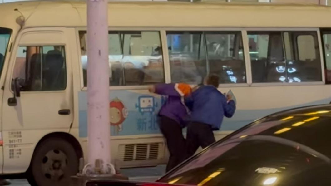 2人頻頻揮拳互毆,民眾將全程拍下PO網。(圖/翻攝我是永和人)