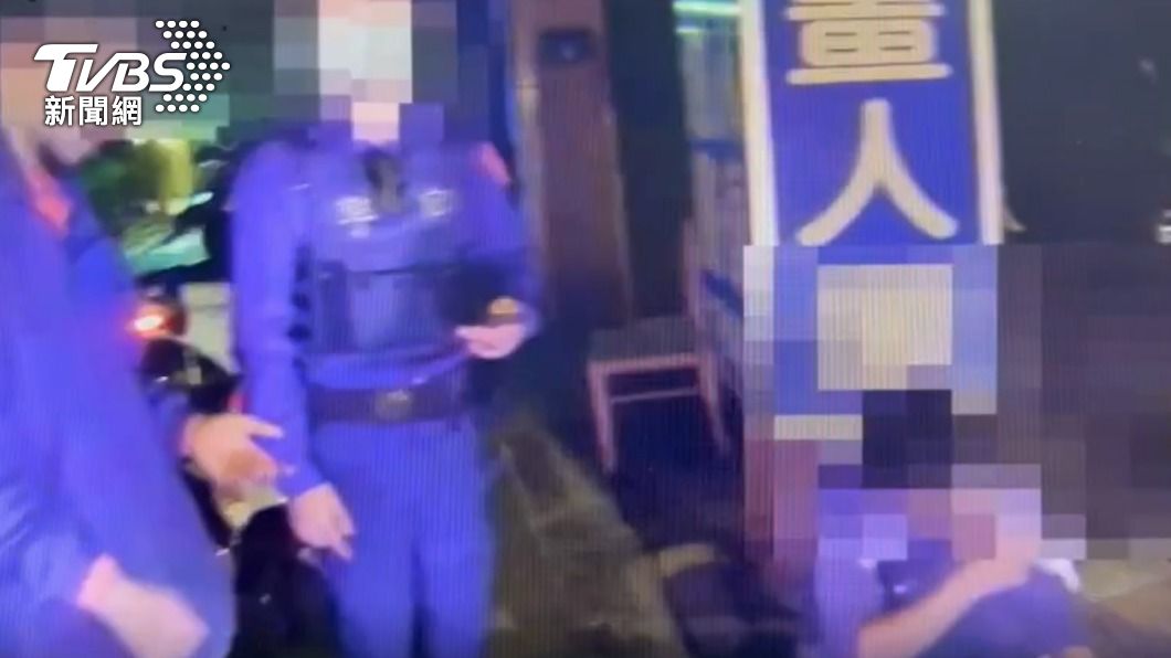「你工作太輕鬆!」口角爆衝突 弟持棍敲車窗、兄駕車撞