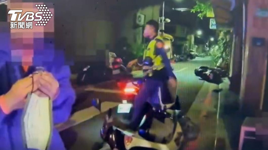 現場有4輛機車被撞倒。（圖／TVBS）