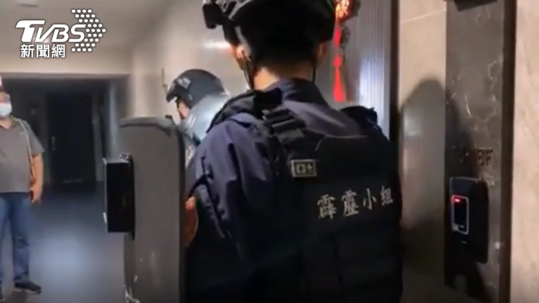 霹靂小組破門而入。(圖/TVBS)