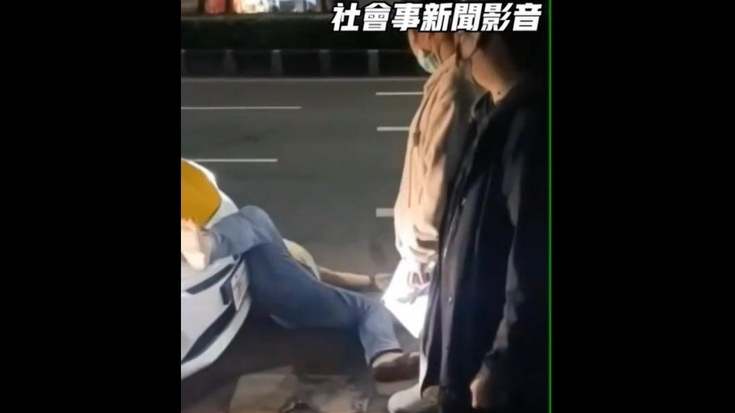 賴男數度踉蹌摔倒在地。(圖/翻攝社會事新聞影音)