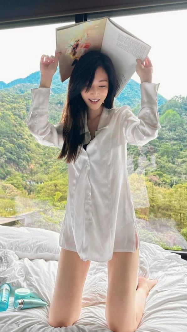 曾莞婷疑似露出蕾絲內褲。（圖／翻攝自曾莞婷IG）