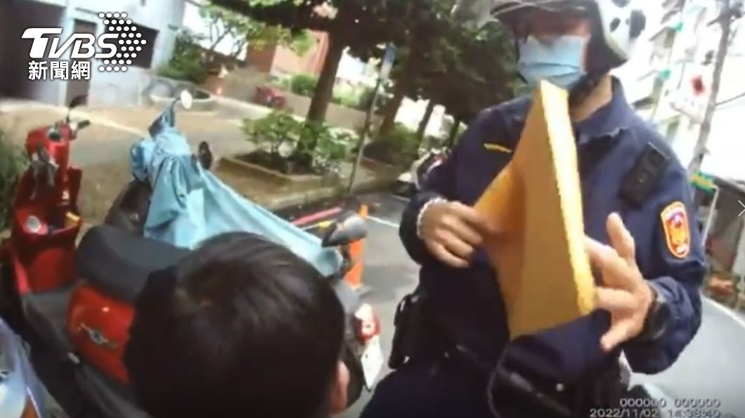 警方現場逮捕呂姓詐欺車手。（圖／TVBS）