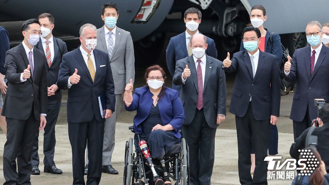 美國伊利諾州參議員達克沃絲於2021年6月訪問台灣,代表美方贈台灣400萬劑疫苗。(圖/達志影像美聯社)