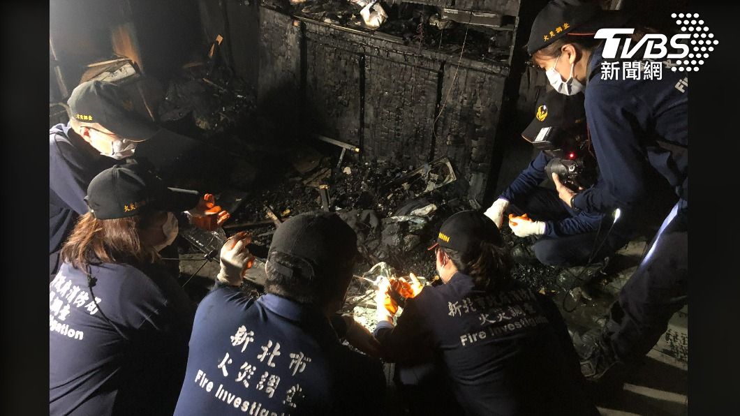 火調人員在火警現場蒐證、調查。(圖/TVBS)