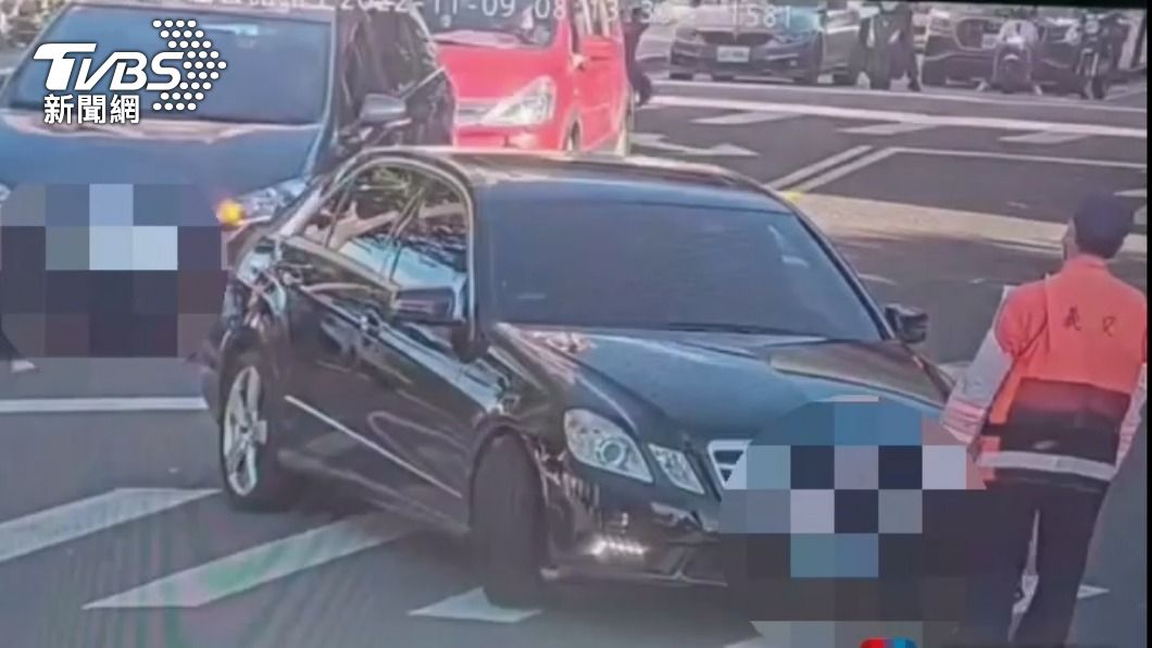 想跟著前車一起左轉 黑色賓士車路口被攔下「撞義交」