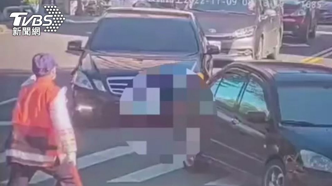 賓士車想跟著前車一起左轉被義交攔了下來。(圖/TVBS)