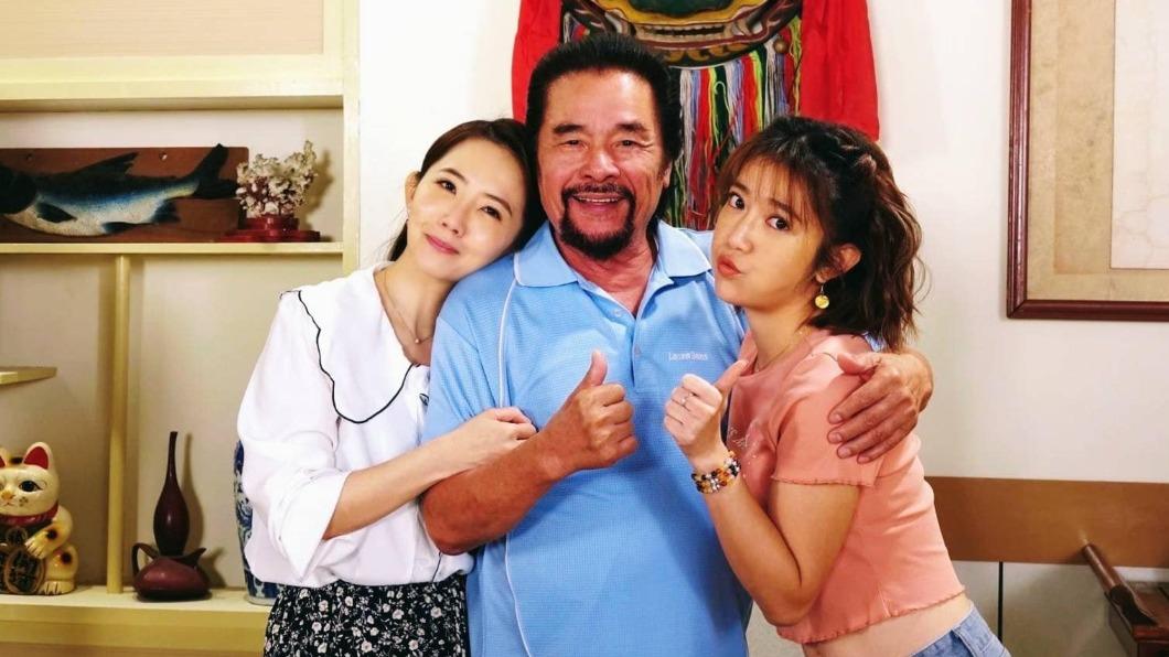 謝忻（左一）飾演雷洪的女兒。（圖／翻攝自謝忻臉書）
