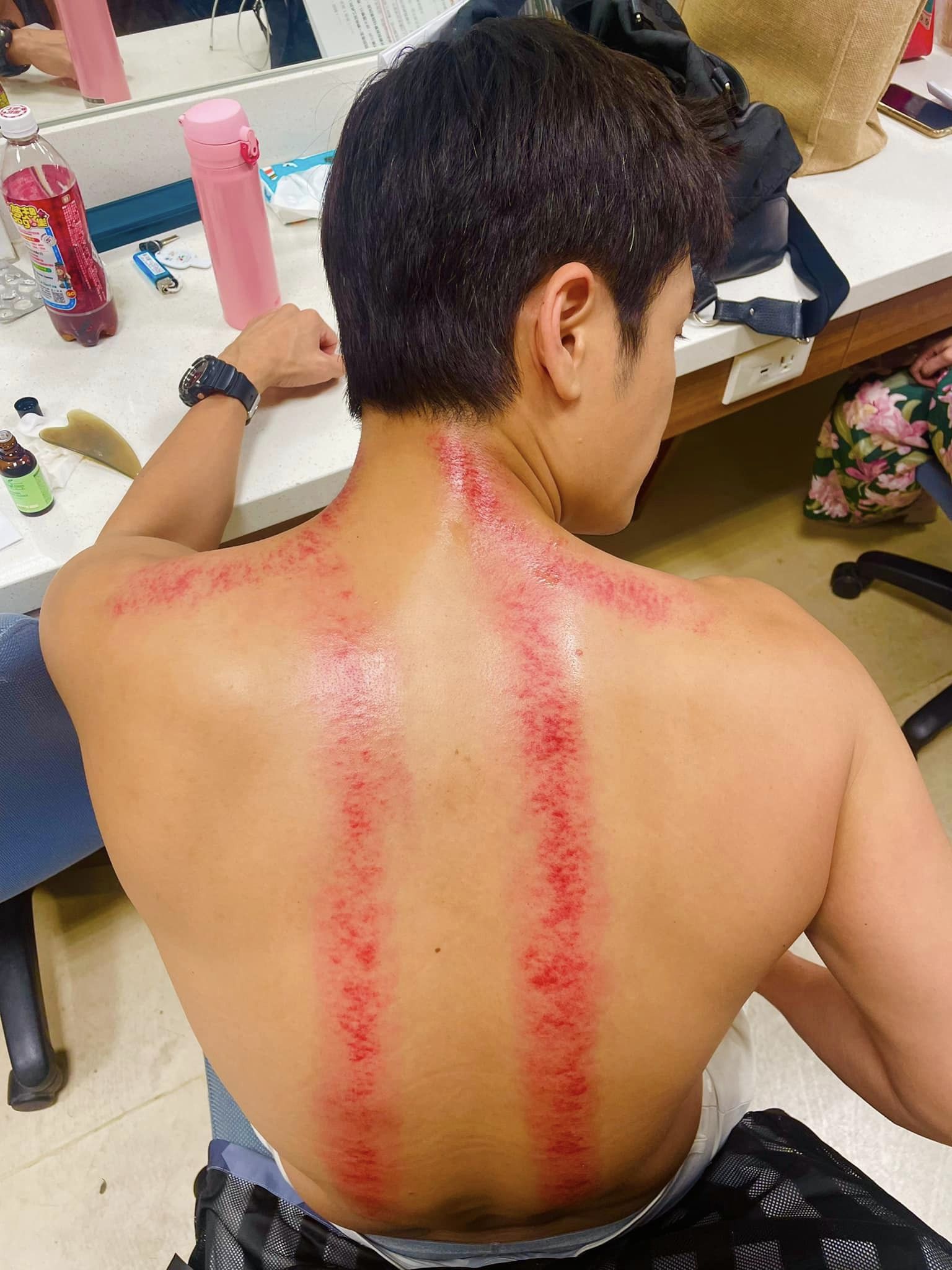 GINO相當敬業,拍戲遇到各種狀況都能咬牙撐過。(圖/翻攝自GINO Tsai臉書)