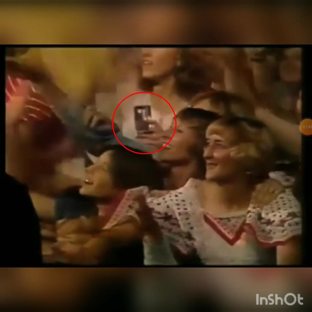 台下女粉絲疑似拿手機拍照錄影。(圖/翻攝自Reddit)