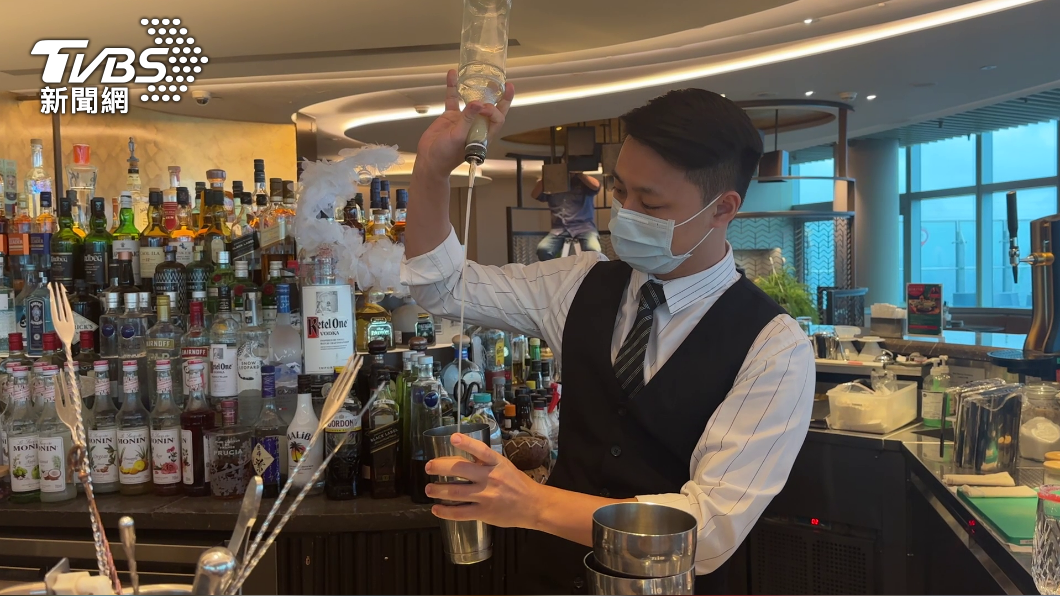 Asia49的調酒團隊之一調酒師陳武良Leon Chen,今年獲得花式調酒比賽第二名。(圖/葉韋辰攝)