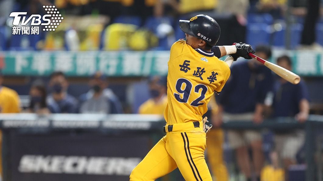 圖為岳政華上場打擊畫面。(圖/中央社)