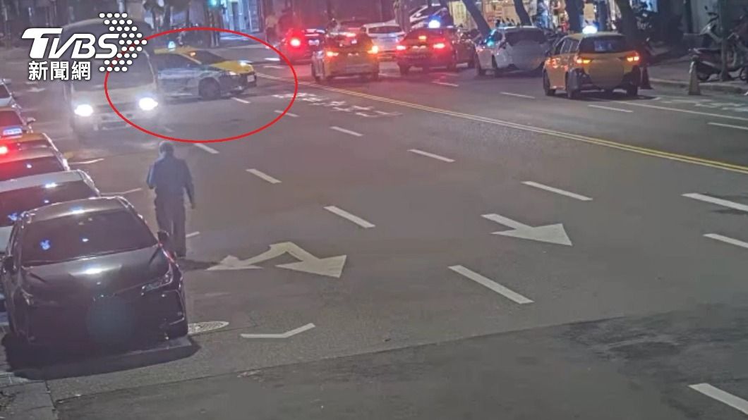 監視器拍下計程車違規迴轉的瞬間。（圖／TVBS）