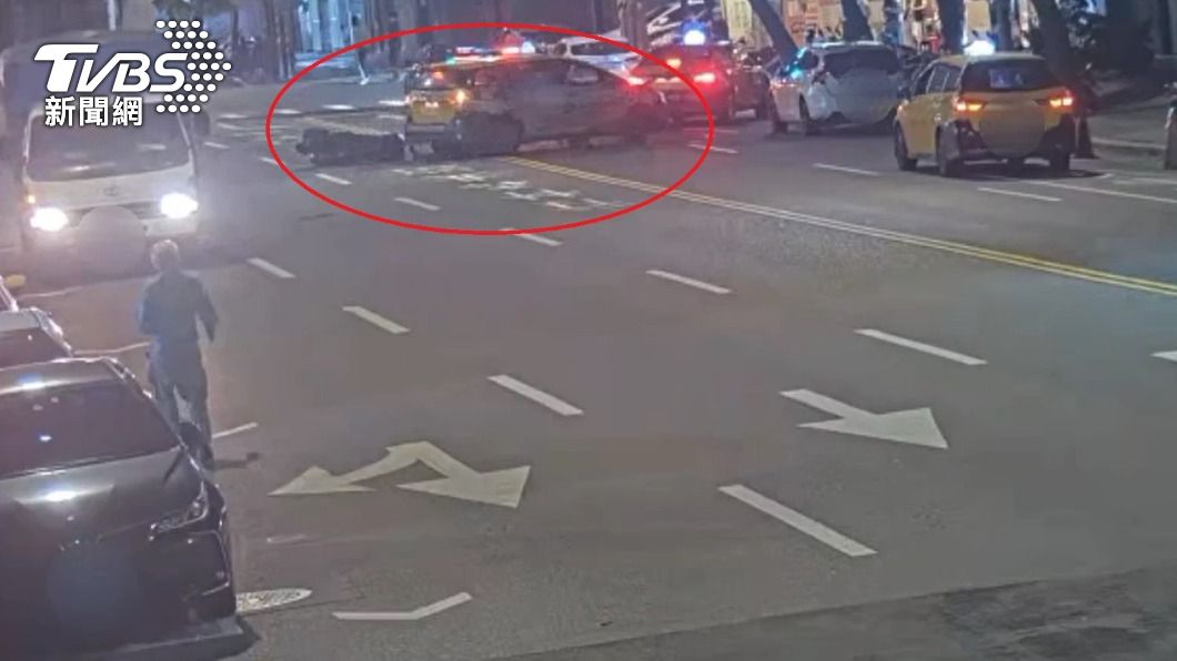 計程車馬路上大迴轉肇事。（圖／TVBS）