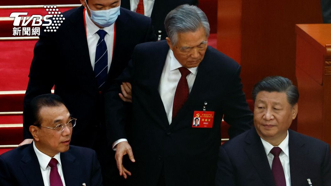 胡錦濤被帶離座位後，還在離開前稍微拍了拍習近平的肩膀。（圖／達志影像路透社）