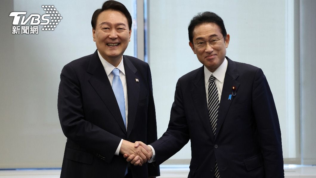 南韓總統尹錫悅(左)與日本首相岸田文雄(右)。(圖/達志影像美聯社)