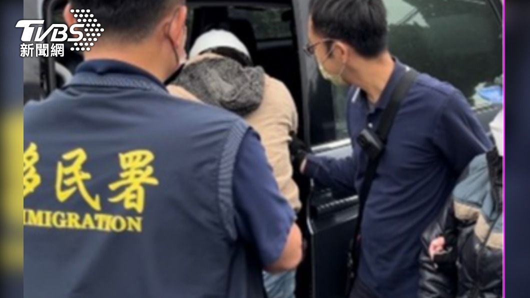移民官扮工人埋伏工地門口逮人。(圖/TVBS)