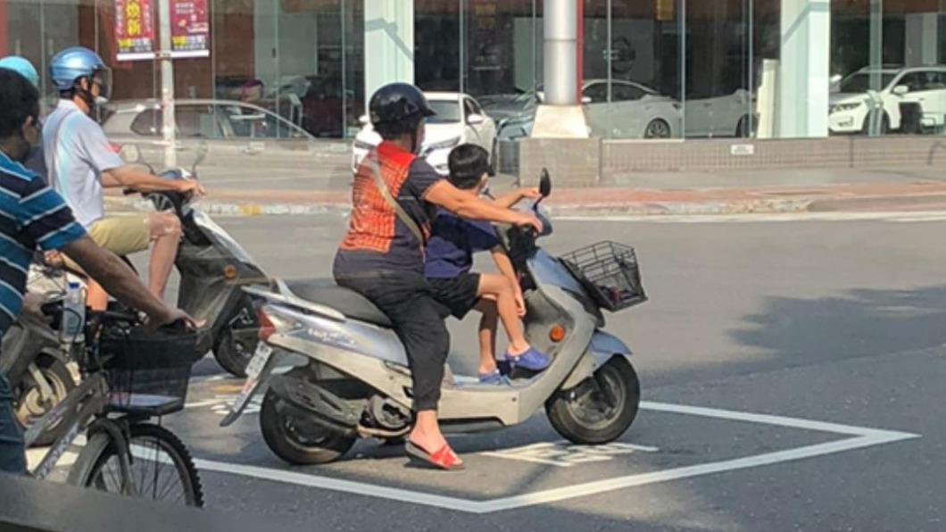 網友捕獲路人跟房東阿姨穿一樣的衣服。(圖/翻攝自路上觀察學院社團)