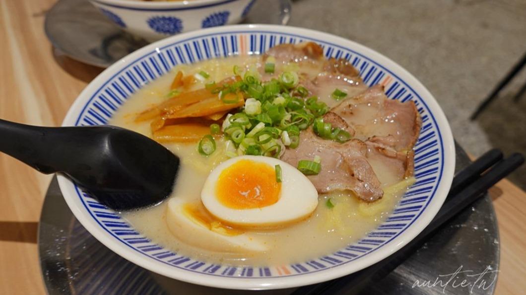 醬油豚骨拉麵湯頭味道濃郁但不膩口。(圖/水晶安蹄不務正業過生活提供)
