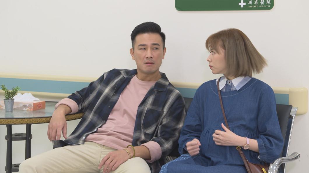 王瞳(右)和傅子純一起去婦產科看診。(圖/民視提供)