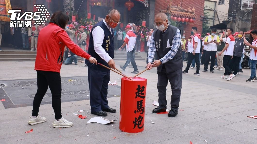 起馬炮點燃。（圖／TVBS）