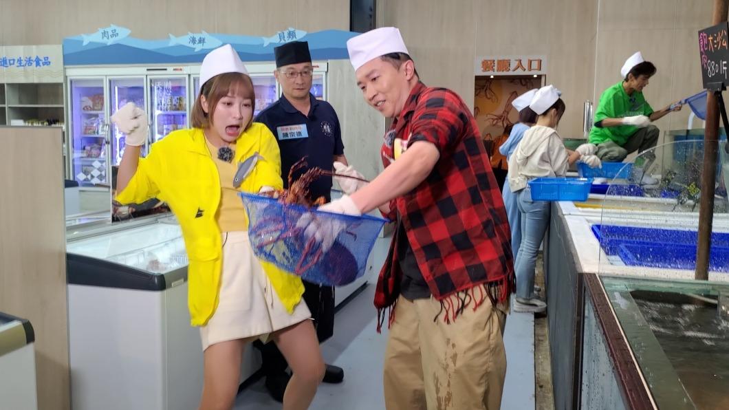 籃籃和張立東抓龍蝦。（圖／民視提供）
