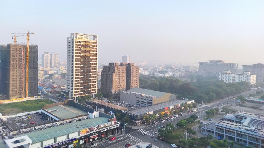 燒焦味很濃!台南午後多區怪霾壟罩 這裡空品「髒到紫爆」