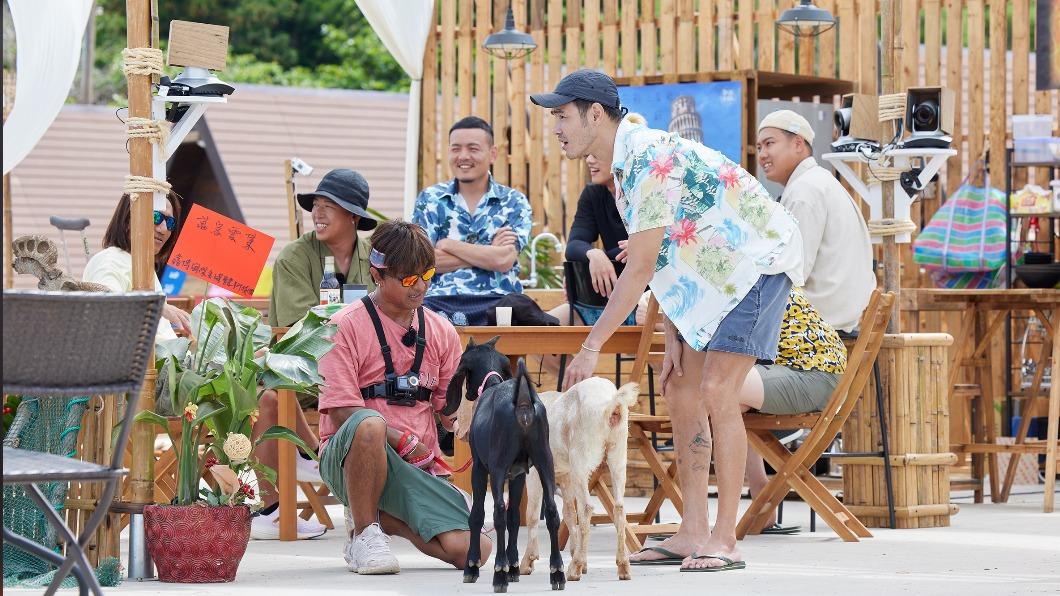 眾人合力在澎湖離島開店。(圖/灰人文化提供)