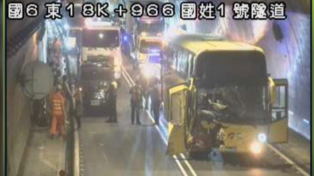 客運閃避不及追撞賓士車。(圖/民眾提供)