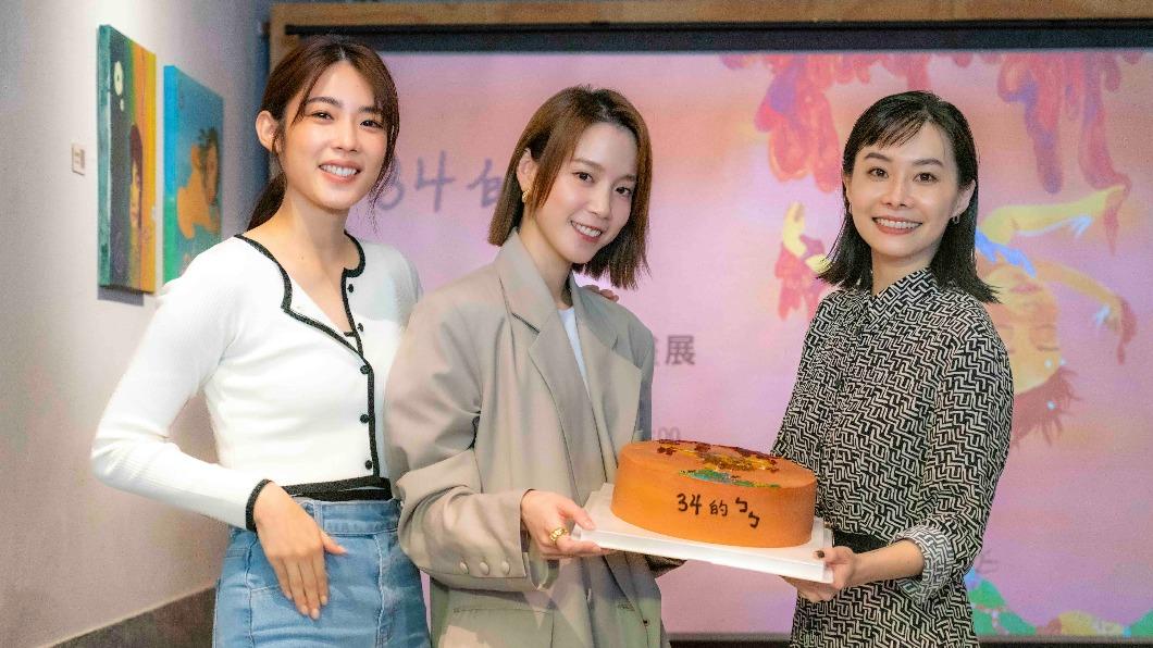 宇宙(左)、鄭宜農(右)為程予希獻上蛋糕祝福。(圖/34的ㄅㄅ提供)
