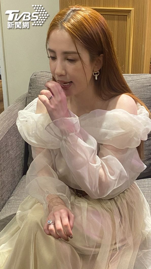 愛雅的婚戒非常亮眼。（圖／林彥君攝）