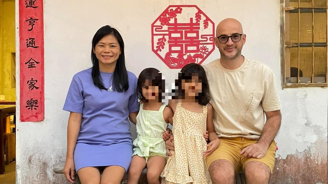 吳鳳和老婆結婚後,育有2個女兒。(圖/翻攝自吳鳳臉書)