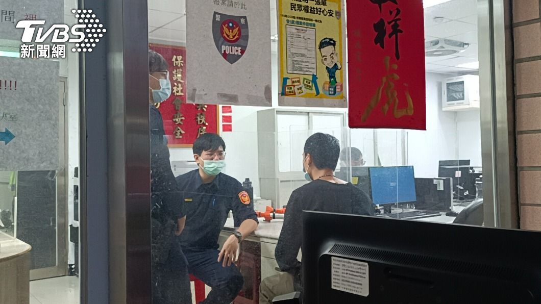 抓到了！怪男闖大學女宿、拍打房門　「只想認識她」