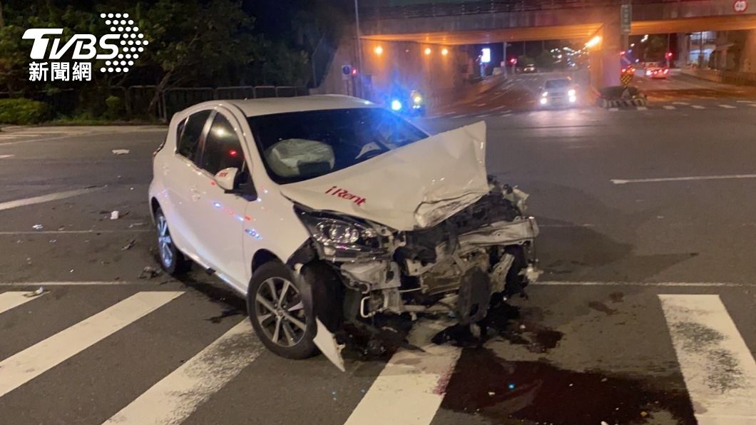 女租iRent違規左轉！撞車害失控衝人行道　兩車車頭全爛