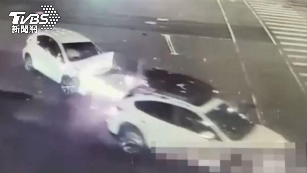 兩車於路口發生碰撞。(圖/TVBS)