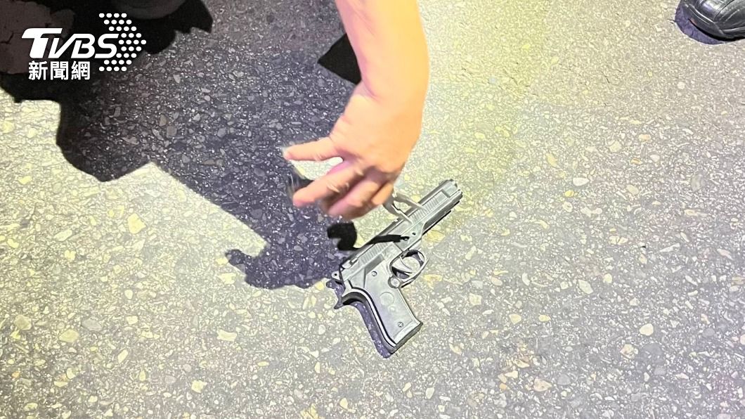 警方在男子身上起出玩具槍一把。（圖／TVBS）