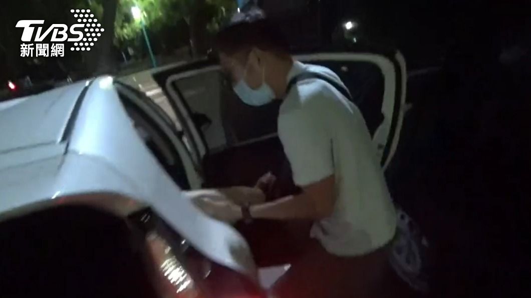 警方趁著3人準備交易時攔車逮人。（圖／TVBS）