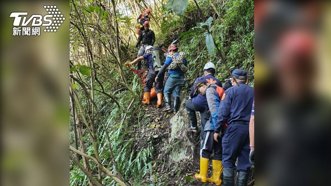 救難人員涉險搶救。（圖／南投縣政府消防局）